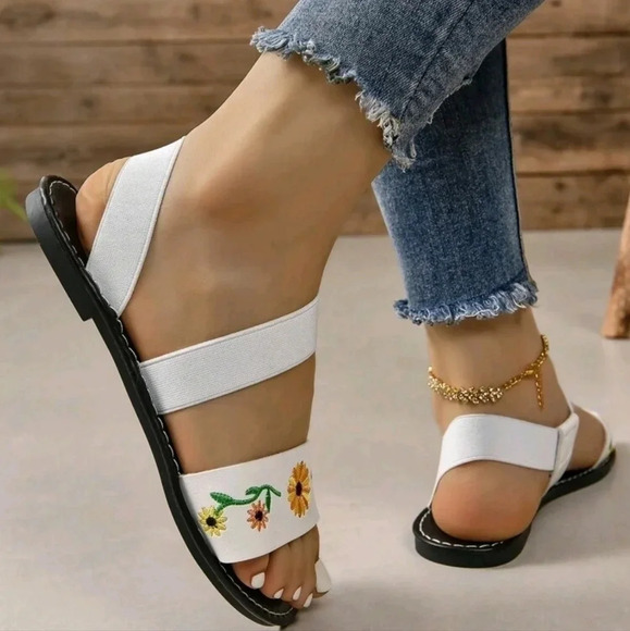 Fashionable Latest Style Roman Flower Beach Flat Sandals For Women - Picture 3 of 7